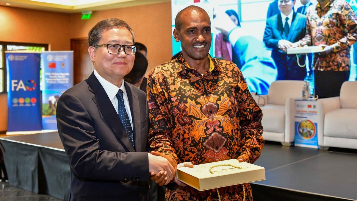 Mr Guo Libin of China’s Ministry of Agriculture and Rural Affairs (MARA), presents a plaque to Mr Frank Tumwebaze, Minister of Agriculture, Animal Industry and Fisheries (MAAIF). 