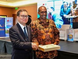 Mr Guo Libin of China’s Ministry of Agriculture and Rural Affairs (MARA), presents a plaque to Mr Frank Tumwebaze, Minister of Agriculture, Animal Industry and Fisheries (MAAIF). 