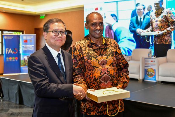 Mr Guo Libin of China’s Ministry of Agriculture and Rural Affairs (MARA), presents a plaque to Mr Frank Tumwebaze, Minister of Agriculture, Animal Industry and Fisheries (MAAIF). 